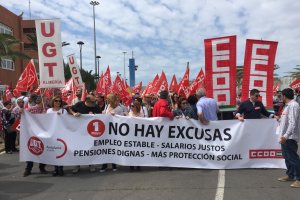 Cabecera de la manifestación en la salida desde el Puerto de Almería