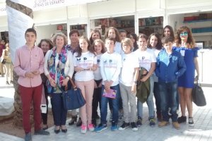 Alumnos del IES Maestro Padilla con su libro Mis palabras solidarias.