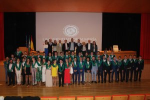 El vicedecano?Manuel Rodríguez; el presidente del COLEF de Andalucía, Alejandro Serrano; los profesores del Grado y los 46 alumnos de la 2ª promoción