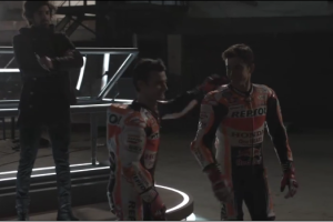 Los dos pilitos en un momento del vídeo.