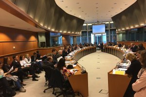 La reunión ha contado con europarlaentarios, representantes del sector de la distribución y agricultores.