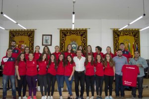 El equipo infantil en el ayuntamiento con su alcalde.