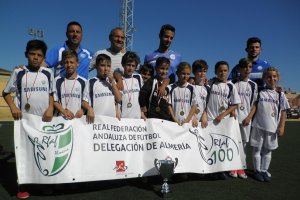 Los Molinos posando con la Copa y las medallas.