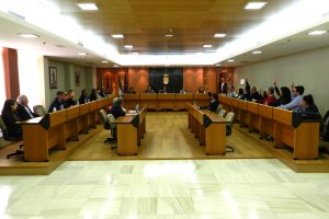 Los concejales de la oposición votando por la dimisión del alcalde en el Pleno del 3 de abril.