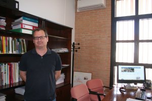 El profesor Juan Carlos Pérez Mesa, en su despacho en la universidad de Almería.