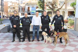 El alcalde, el subinspector de Policía y los intructores con los perros adiestrados.