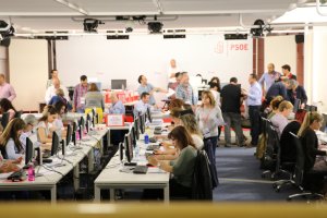 Recuento y verificación de avales en la sede de Ferraz.