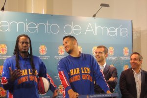 El Gato (centro de la imagen), mira a su compañero Slick Willie Shaw.