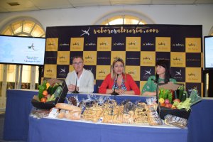 El alcalde de Alhama, Cristóbal Rodríguez, y las diputadas, María del Mar López y Dolores Martínez.