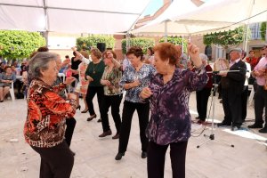 Asistentes al Encuentro de Cuadrillas bailando.