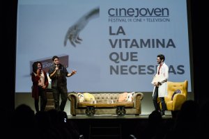 El equipo de Fogueo junto a Pepe Roma, durante la clausura del festival.