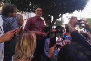 Pedro Sánchez se dirige esta tarde a los militantes en el exterior del Teatro Cervantes