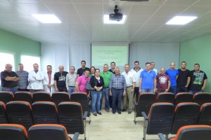 Algunos integrantes de la cúpula de Hortamar posan junto a los socios de la cooperativa.