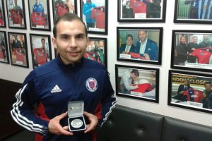 Carlos Marcos con la medalla de Subcampeon de la North Beds Charity Cup.