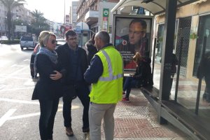 Cabrera junto a una marquesina de autobús.