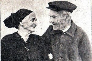 Los recién  casados, Ana Martínez Fernández (80 años) y el tío Jaime Ruiz Asensio el Balsicas (96 años), en 1956, mirándose como enamorados en Los 