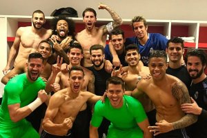 Los jugadores del Real Madrid celebrando la victoria en Granada.