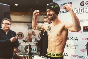 Rayito levanta los brazos en señal de victoria.