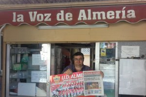 Antonio con LA VOZ y el póster del Almería.