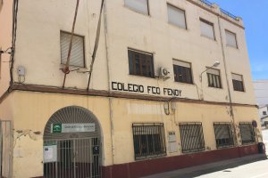 Fachada del antiguo edificio del Francisco Fenoy antes de trasladarse años atrás al CEIP?Virgen del Saliente.