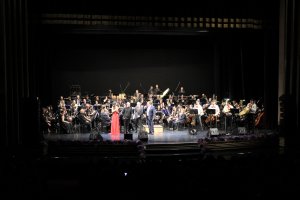 Nuria Fergó, Felipe Garpe y sus mariachis con José Solá y Juan José Navarro que dirigieron a los 118 músicos de las Bandas de Música de Almería y San