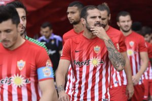 Nano, saliendo al campo.