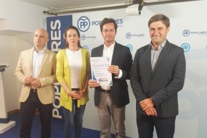 Góngora, segundo desde la derecha, esta mañana en la sede del PP.