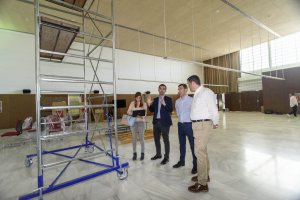 Alcalde y concejales durante la visita