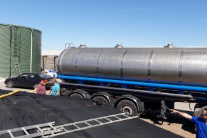 Los primeros riegos mediante camiones cisterna han llegado ya a algunos invernaderos de la comarca como los de la imagen, en el Coto Espinosa de El A