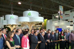 Momento en el que se ha cortado la cinta inaugural.