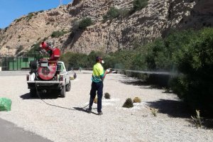 Operario fumigando en Almerimar.