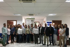 Grupo de trabajadoras sociales y autoridades locales tras su reunión con el Defensor del Pueblo Andaluz.