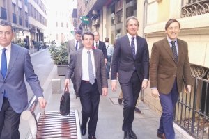 El ministro de Fomento, Íñigo de la Serna, acompañado en su última visita a Almería por el delegado del Gobierno en Andalucía, Antonio Sanz y los dip