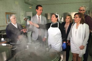 El delegado de Igualdad, José María Martín, en su visita ayer al comedor social de "La Milagrosa".