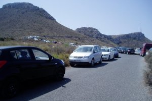 Largas colas de coches el verano pasado en el acceso a la playa de Los Muertos.