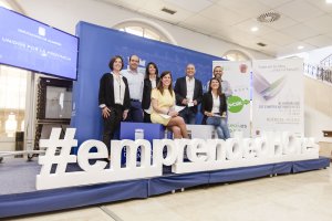 Alcalde, concejales, diputadas y colaboradores, en la presentación de las Jornadas.