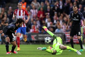 Momento en el que Isco supera a Oblak.