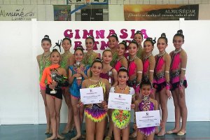 Las gimnastas ejidenses posan tras los éxitos conseguidos.