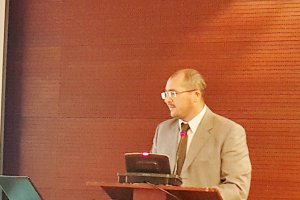 El Dr. Iván Giménez peralta en una charla reciente.