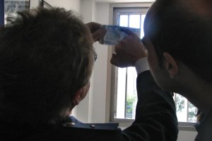 Un agente muestra los rasgos de seguridad de un billete