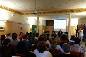 La directora del IAM, Francisca Serrano, dirigiéndose a los participantes en el curso.