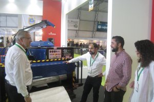 Erik de Smalen, gerente general de Royal Brinkman España mostrando a un cliente la Big Chopper Compa