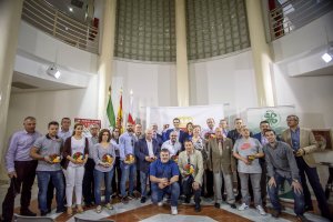 Foto de familia de ganadores y organización.