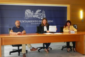 La edil de Turismo, Luisa Barranco, hablando sobre las playas.