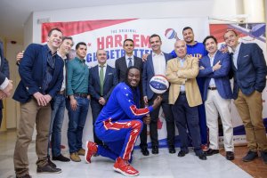 El día de la presentación del espectáculo mundial de los Harlem Globetrotters con el alcalde de Almería y los patrocionadores.