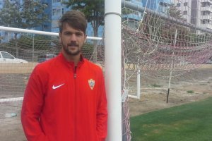 El capitán Mario Abenza posa para LA VOZ en el campo de la Vega de Acá.