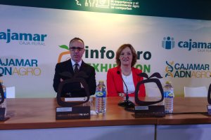 El director de la organización de la feria, Jesús García, junto con la consejera de Agricultura, Carmen Ortiz.
