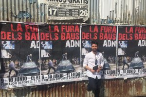 Antonio Cruz Romero posa con un ejemplar de su novela en la Rambla Obispo Orberá.