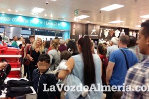 Momento del desalojo del Primark en medio de la confusión