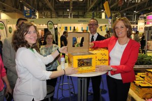 La consejera de Agricultura durante su visita a la feria